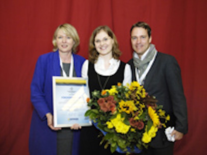 Daniela Schmidt, drom, center, receives DGP's 2010 prize for best diploma thesis.