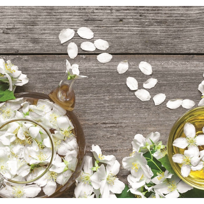 Methyl Dihydrojasmonate Natural Advantage www.natadv.com Methyl dihydrojasmonate (FEMA# 3408, CAS# 24851-98-7) is best described as delicate floral, blooming jasmine flowers. In fragrance, it gives bright elusive jasmine-like lifts and extended substantivity. Methyl dihydrojasmonate adds sweet aromatic lift to tea, while enhancing the sharpness of the tea flavor to give a clean, refreshing finish. In citrus, this product can be used to elevate flavors, missing components such as adding juiciness, sweet notes and rounding out the flavor compounds.