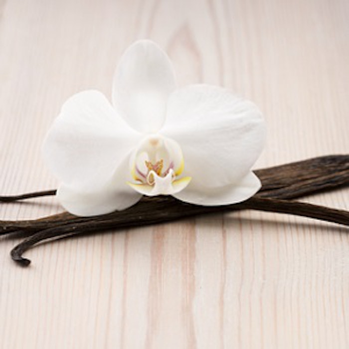 Vanilla pods and flower