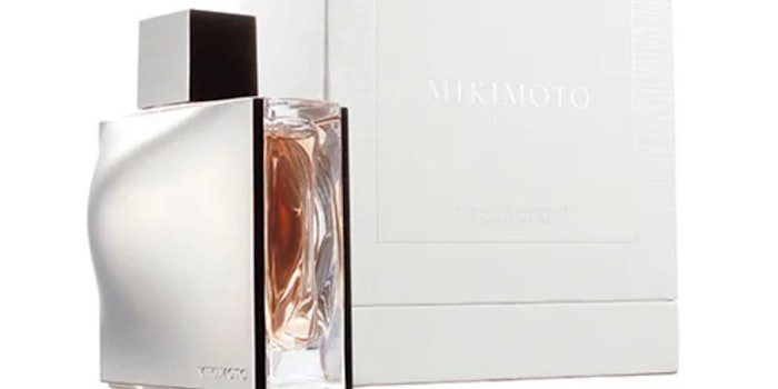 The top note is a rendition of the subtle smell of the cool sea breeze blended with fresh citrus notes.
