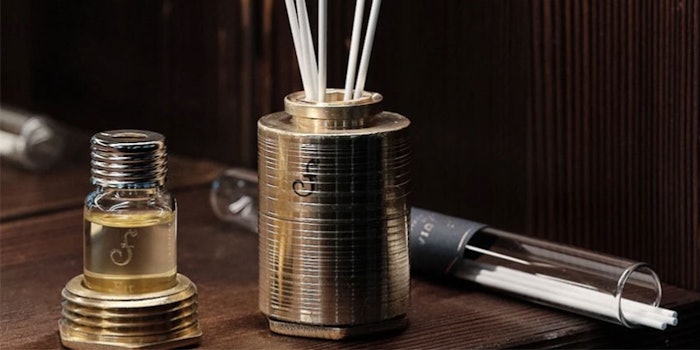 The Personal Perfume Diffuser kit comes with a 10ml perfume refill, a set of porcelain reeds and a customized bronze container for the refill.