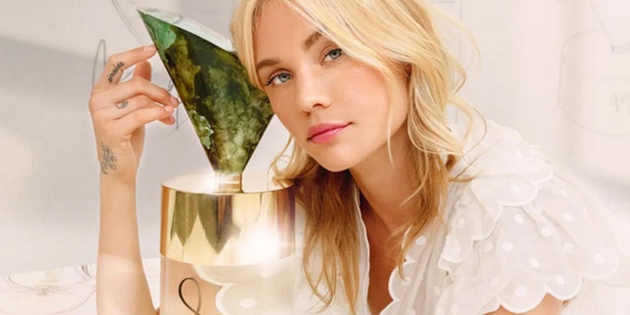 The fragrance offers notes of sandalwood, heartwoods, florals, mimosa and airy blooms.