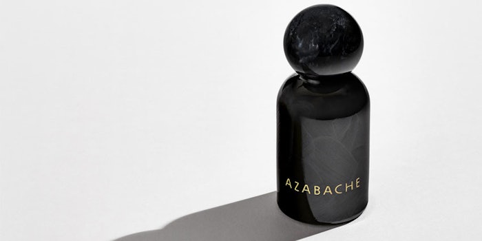Azabache offers top notes of pink pepper, verbena, rose and more.