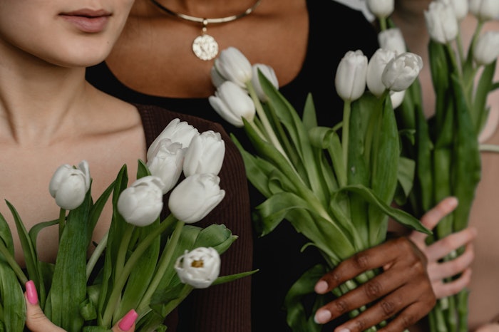 Lale offers scent notes of green apple, white tulip leaves, sandalwood, spicy leather and mimosa.