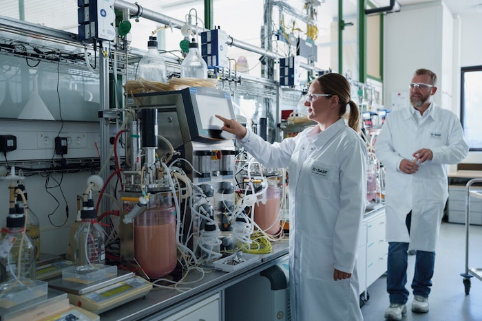 Biotechnological processes are often more efficient than classical chemical production and require less raw materials and energy. Usually they are based on renewable raw material and exhibit a beneficial carbon footprint. The first steps in process development for new substances take place in the fermentation laboratory in Ludwigshafen.