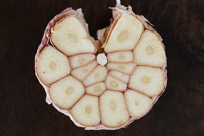 As a natural flavor, garlic oil is widely used in the food industry for flavor modification and improvement.