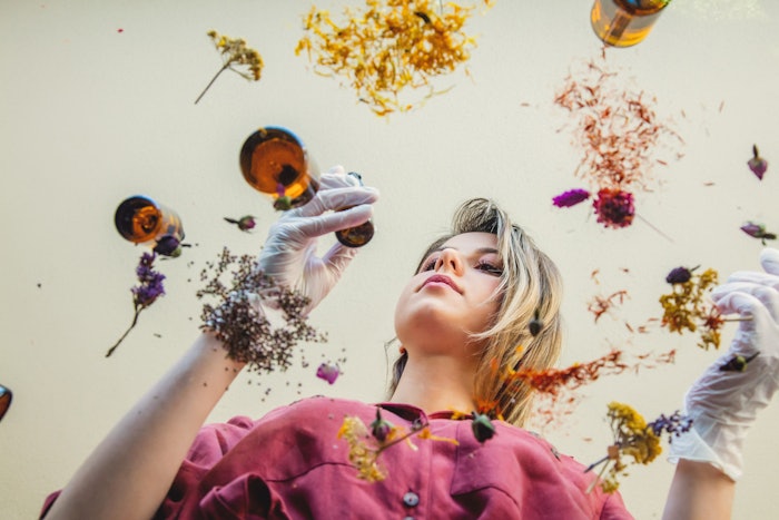 Interactive lectures include topics such as fragrance history, background about fragrance ingredients, fragrance analysis, sustainability and numerous industry focused topics.