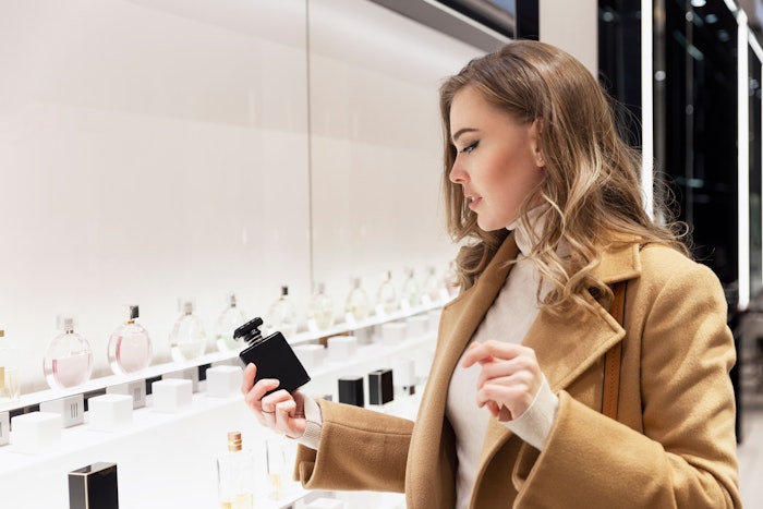 The women segment captured the largest global market share owing to surging demand for organic and sustainable fragrances from women for grooming purposes.