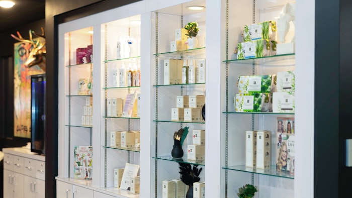 Spa Interior: Pelo West