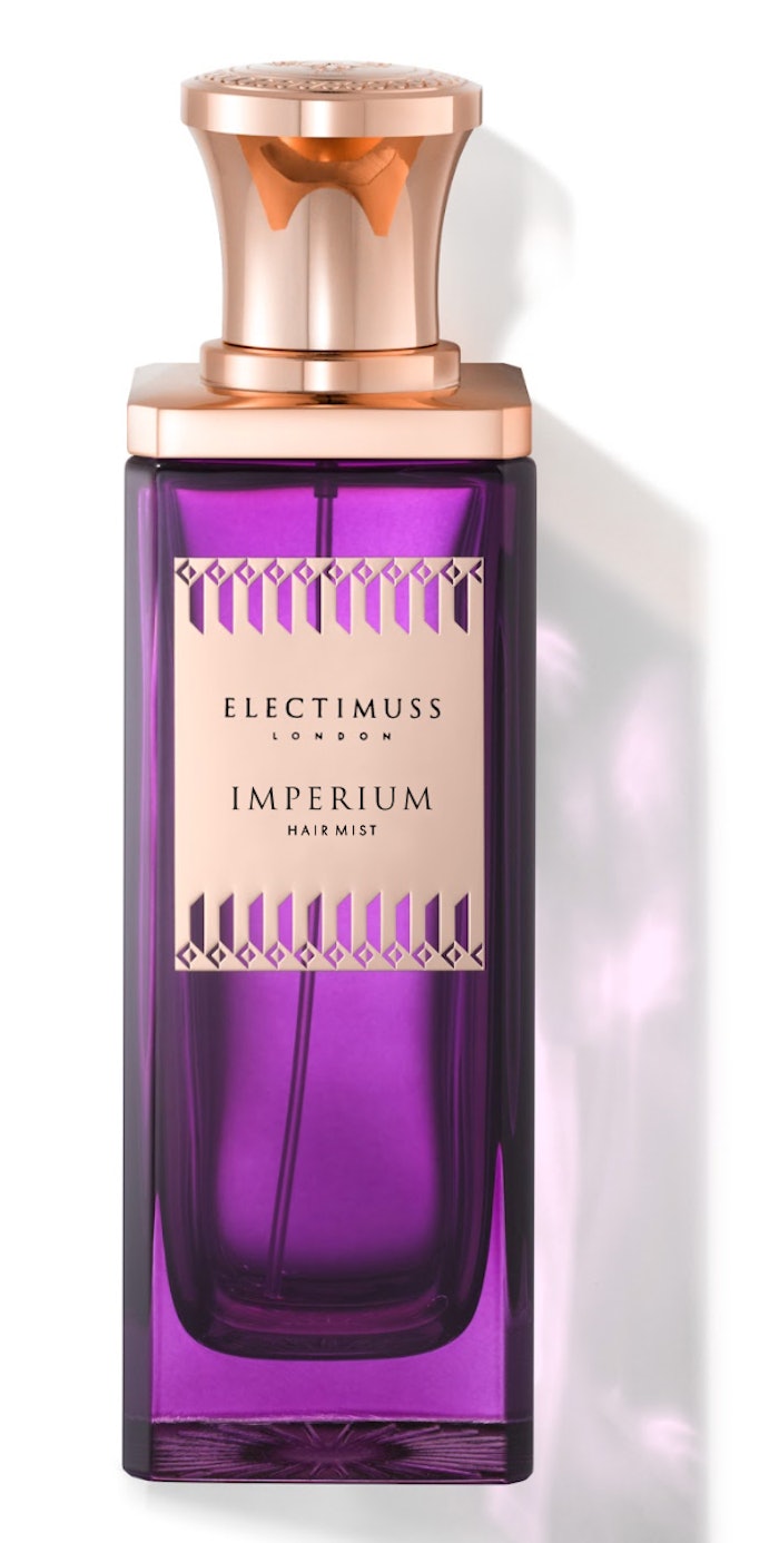 The non-oily formula can be sprayed directly onto styled hair to provide luminosity and manageability.