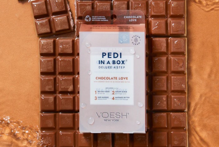 VOESH NY has created the Pedi in a Box Deluxe 4 Step with love for you to share this Valentine's Day.