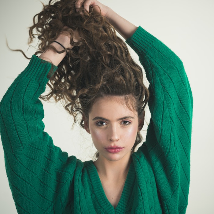 By preventing the hair's moisture porosity, PinoPlex can lock in hydration to smooth out damaged hair fibers.