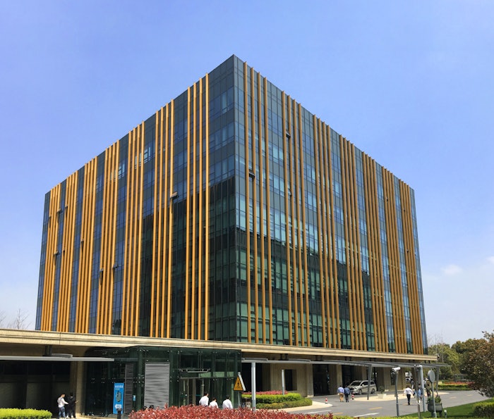 The Shanghai Creative Center features a fine fragrance area and a 360&deg; digital space, designed to offer an immersive olfactory experience that bridges the physical and digital realms, setting the stage for live-streaming educational workshops.