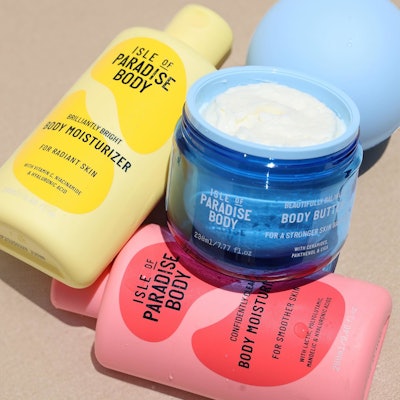 Isle of Paradise’s Brilliantly Bright Body Cleansing Wash with Vitamin C & Niacinamide delivers brightening for a flowing effect, as well as smoothed texture and even tone.