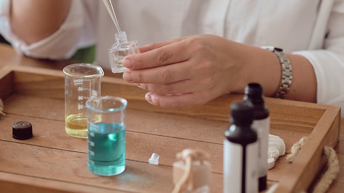 By form, liquid fragrance ingredients are preferred by manufacturers due to their versatile nature.