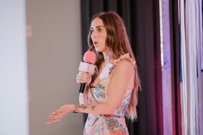 Elizabeth Faye speaking at a Hair Love event.