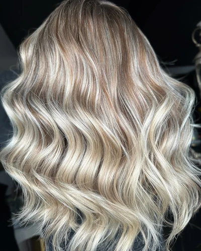 A dimensional buttery blonde from @blondeuphoria_