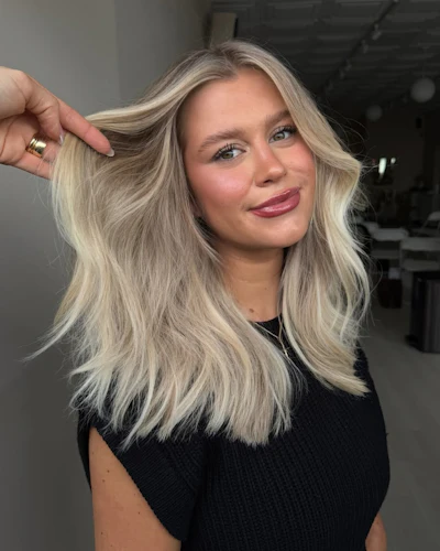 @taya.hair gives us a peek at dimension and layers of her client's buttery blonde!