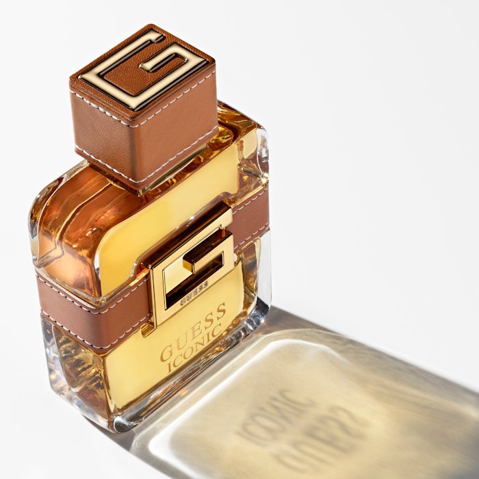 GUESS ICONIC includes fragrance notes of Sichuan pepper, black pepper and geranium.