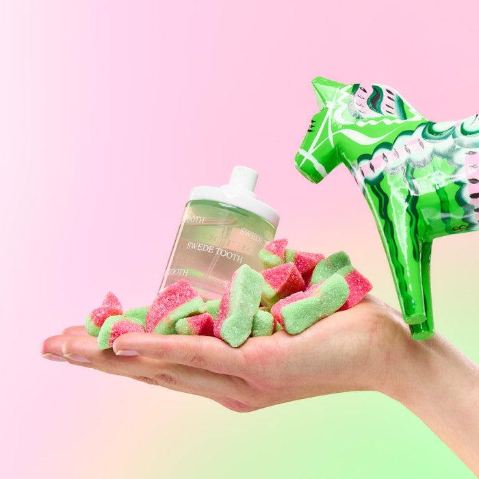 Swede Tooth includes fragrance notes of watermelon, raspberry, cedarwood and musk.