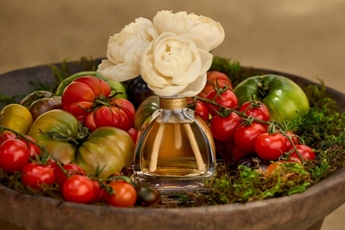 The fragrance includes notes of heirloom tomato vines, oakmoss, vetiver, lemon zest, clove and lavender.