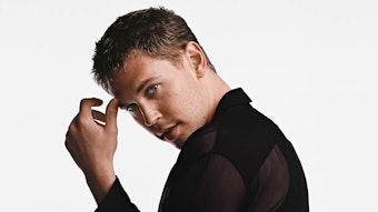 MYSLF ABSOLU includes fragrance notes of ginger, orange blossom and warm woods.