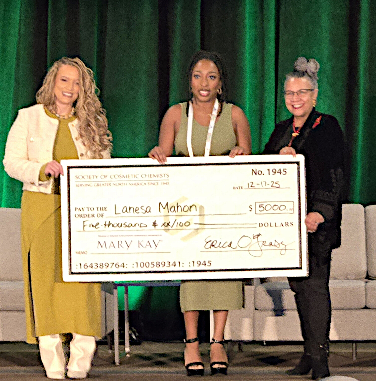 From L: Carissa Dowdy, of Mary Kay (award sponsor); Madam CJ Walker Scholarship winner Lanesa Mahon (of the University of Cincinnat), and A'Lelia Bundles (Madame CJ Walker's biographer and great-great granddaughter)