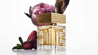 The structural integrity of the scent relies on a base of smooth patchouli and a sandalwood accord, further intensified by Givaudan’s captive Akigalawood.