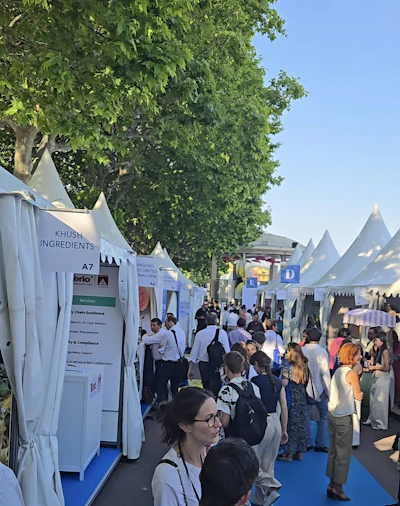 Held on the Cours Honoré Cresp opposite the Palais des Congrès, SIMPPAR expanded its exhibition footprint with 115 individual exhibitor tents—15 more than in 2024—accommodating a growing international roster of suppliers and fragrance industry stakeholders. The event followed a strong 2025 edition that featured 128 exhibitors from 24 countries.