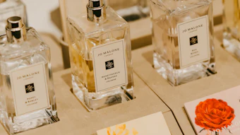 Instead of relying on fragrance vocabulary—which many consumers struggle to articulate—the platform attempts to infer olfactive preferences from visual taste.