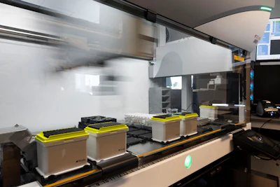 Osmo’s model combines robotics, fragrance development and machine learning infrastructure within a single operational platform, positioning the company at the intersection of digital olfaction and scalable production.