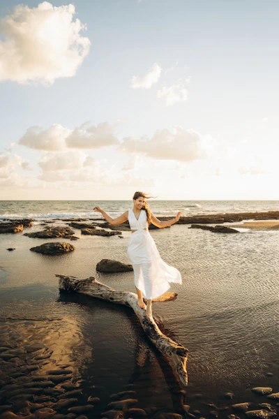 Mane's Driftwood Base is a contemporary woody accord that blends white woods with the impression of a salty sea breeze, airy mineral facets and subtle saline nuances.