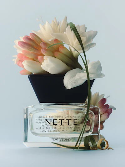 The scent concept translates the sensory details of a day at a private tennis club into fragrance: fresh-cut grass, flowers lining the path to the courts, crisp whites and warm skin after a match.